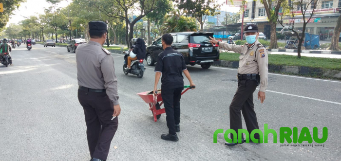 Tumpahan minyak disekitar SPBU Arifin Ahmad Pekanbaru timbulkan macet dan kecelakaan 